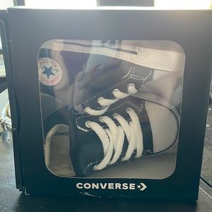 NWT baby converse. Size 4. Never been worn.